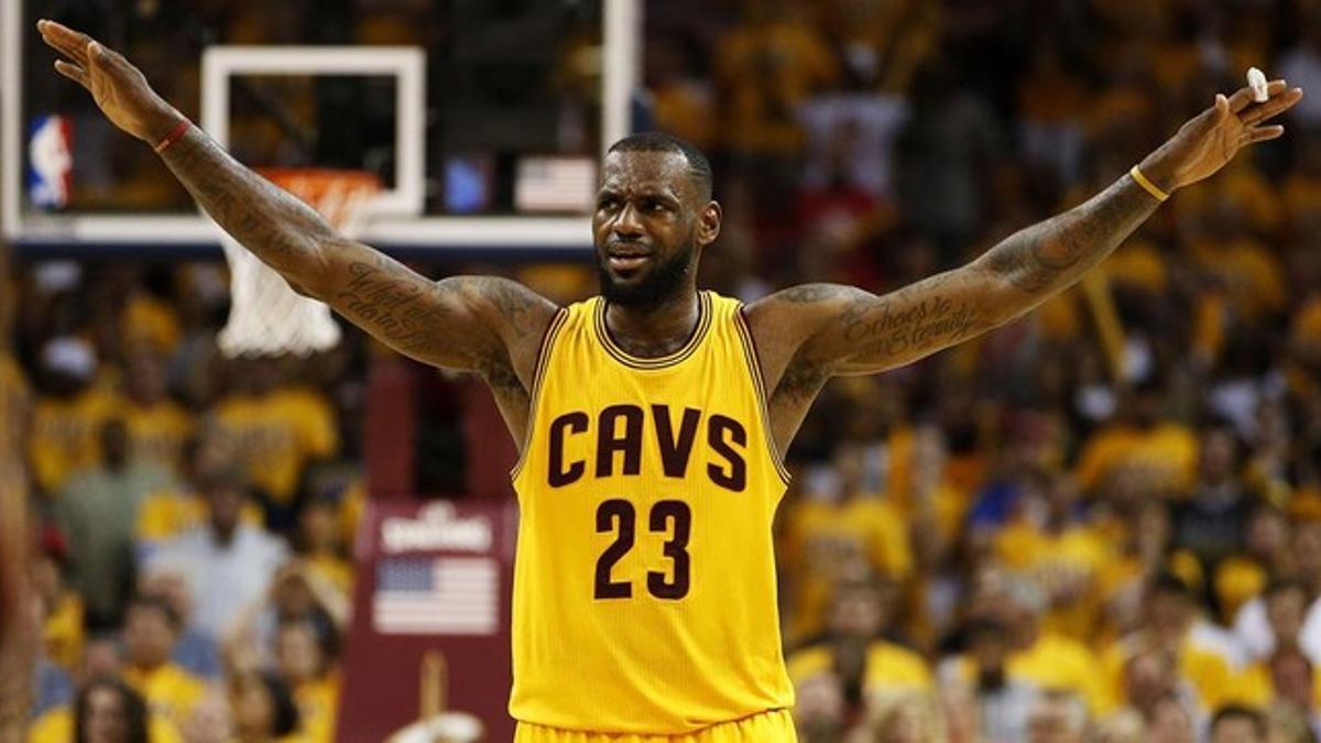 LeBron James, de los Cavaliers, reacciona durante el cuarto tiempo ante los Hawks de Atlanta