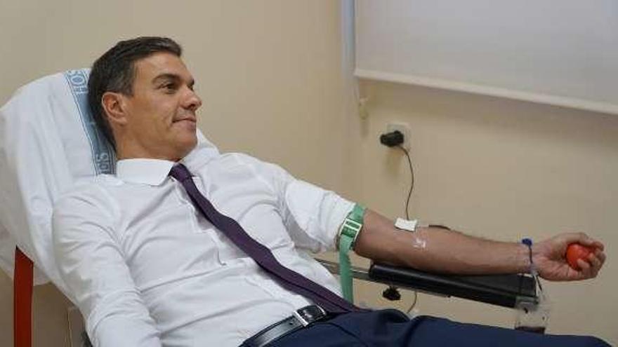 Pedro Sánchez durante la donación de sangre.