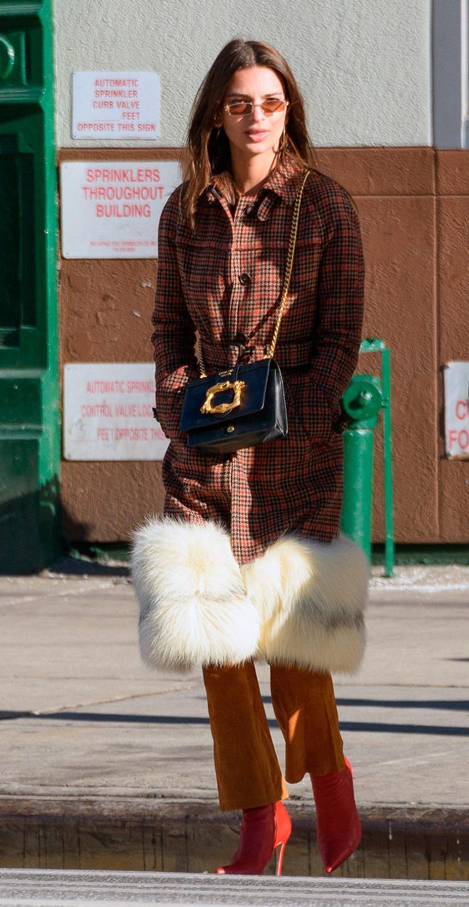 El look de Emily Ratajkowski con bolso y abrigo de Prada