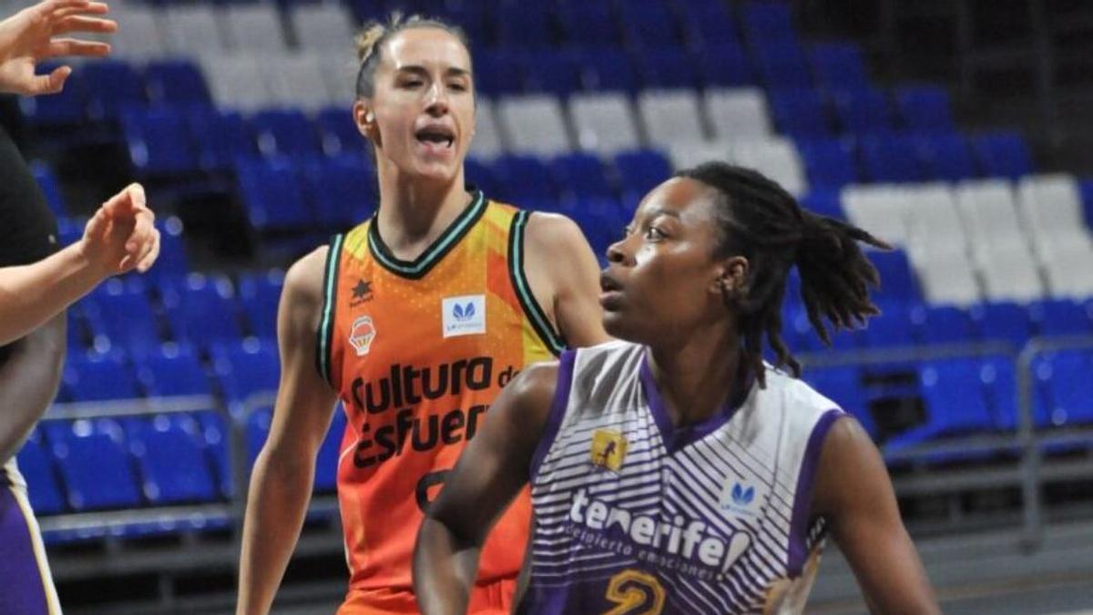 Aisha Sheppard, durante su año en el Clarinos Tenerife en un duelo frente al Valencia Basket.