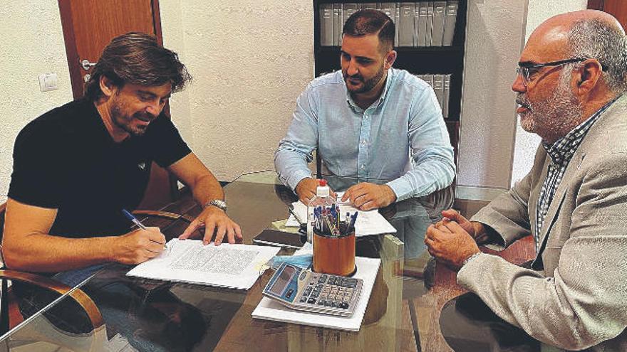 Jorge Marichal, presidente de Ashotel; Antonio Navarro, notario; y Antonio González, asesor jurídico de Ashotel.