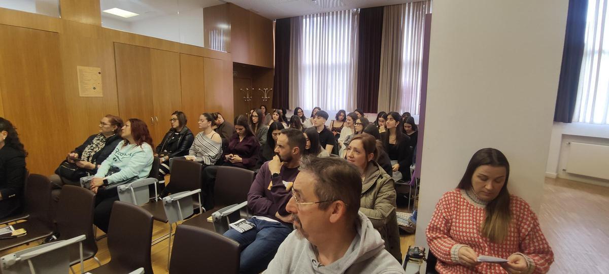 Público asistente a las presentaciones de los trabajos del alumnado del Isla de la Deva.