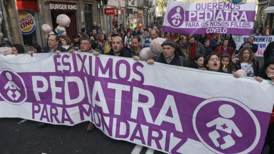 Manifestación por una sanidad gallega digna, este mediodía en Santiago de Compostela. // X. Álvarez