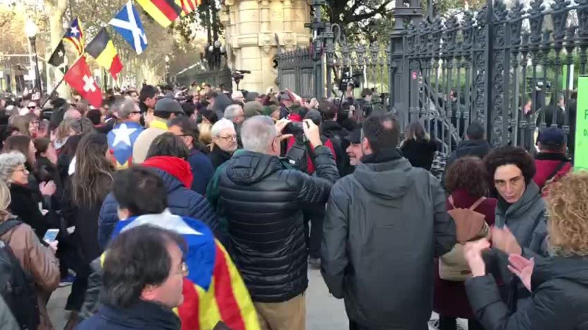Los manifestantes acceden al recinto del Parlament tras romper la cadena de la puerta de la Ciutadella