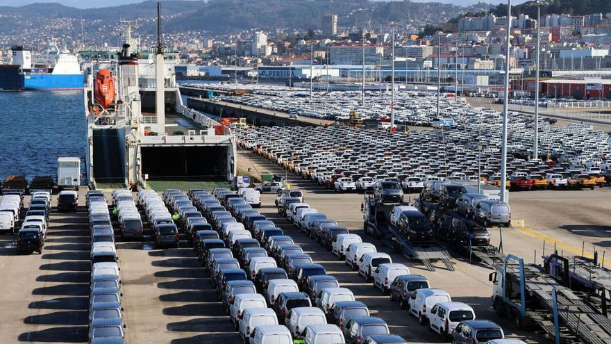 Vehículos comerciales de Stellantis (primer término), a la espera de embarque en Bouzas. |   // MARTA G. BREA