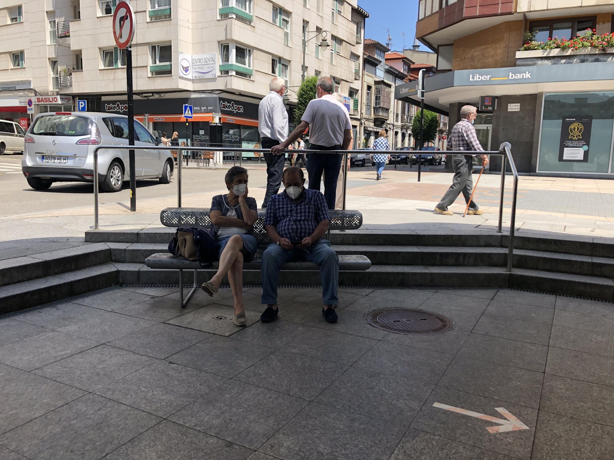 Ambiente y protagonistas de la Plaza de los martes en la Pola