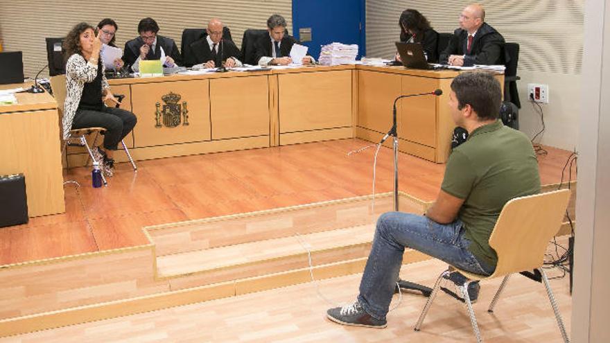 La Fiscalía pide 14 años de cárcel para un joven por apuñalar a una mujer