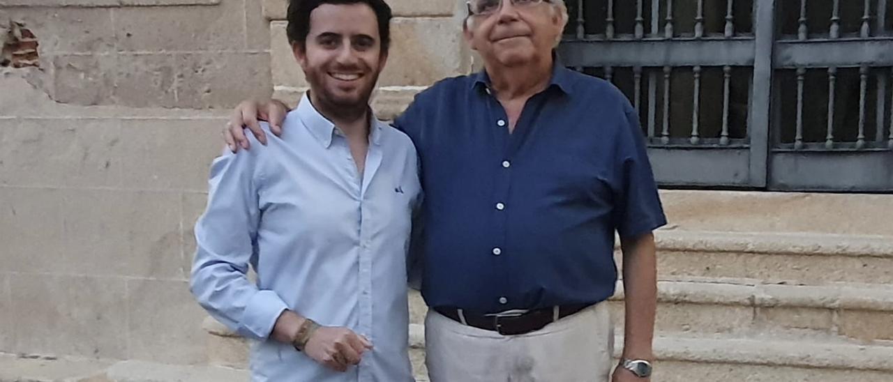 Padre e hijo, juntos en Valencia de Alcántara.