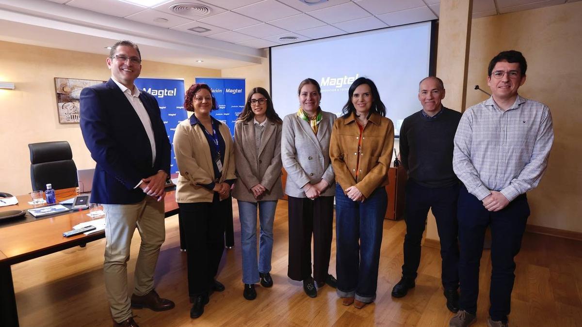 Responsables de Magtel y de la Fundación, con la delegada de Empleo de la Junta.