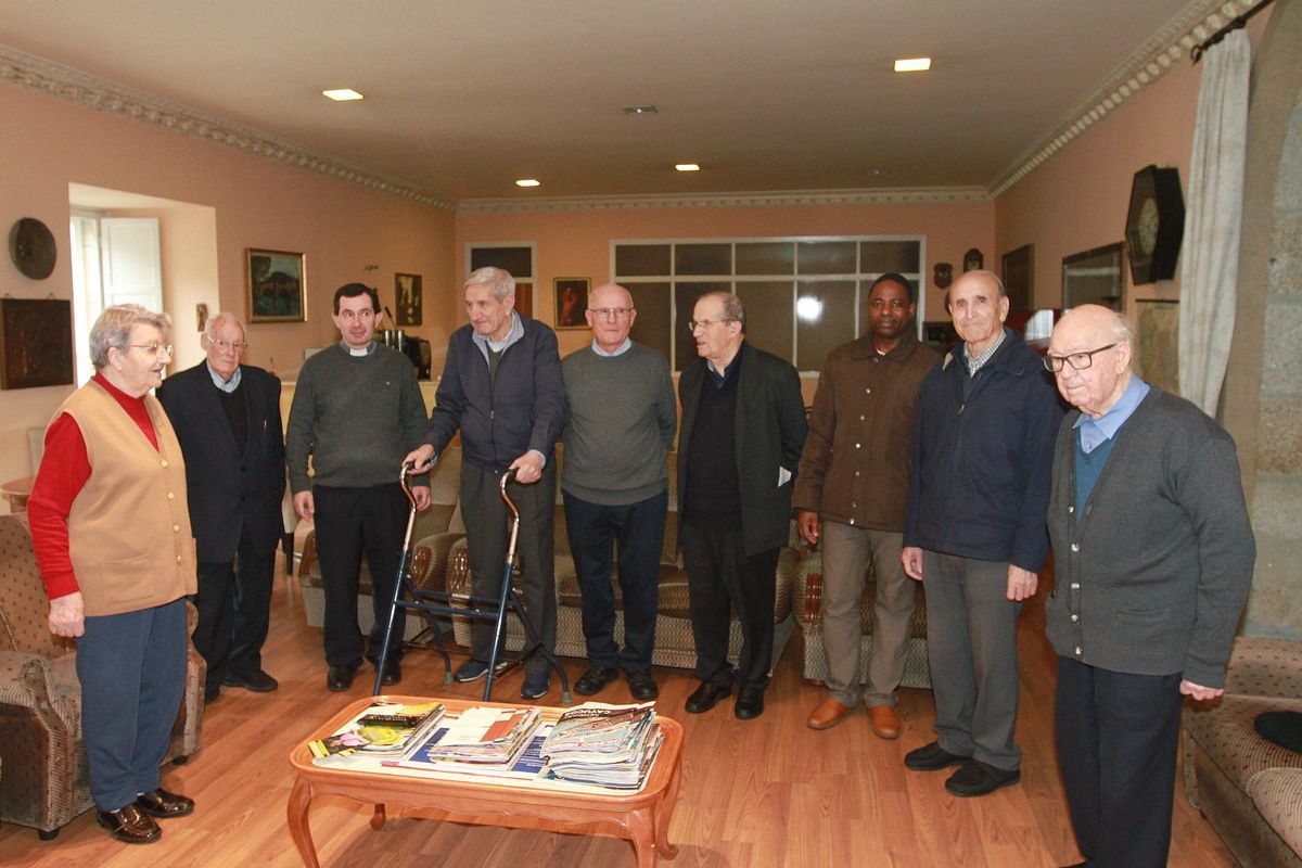 El director de la casa sacerdotal, José Seijo (tercero por la izquierda), con varios de los residentes.