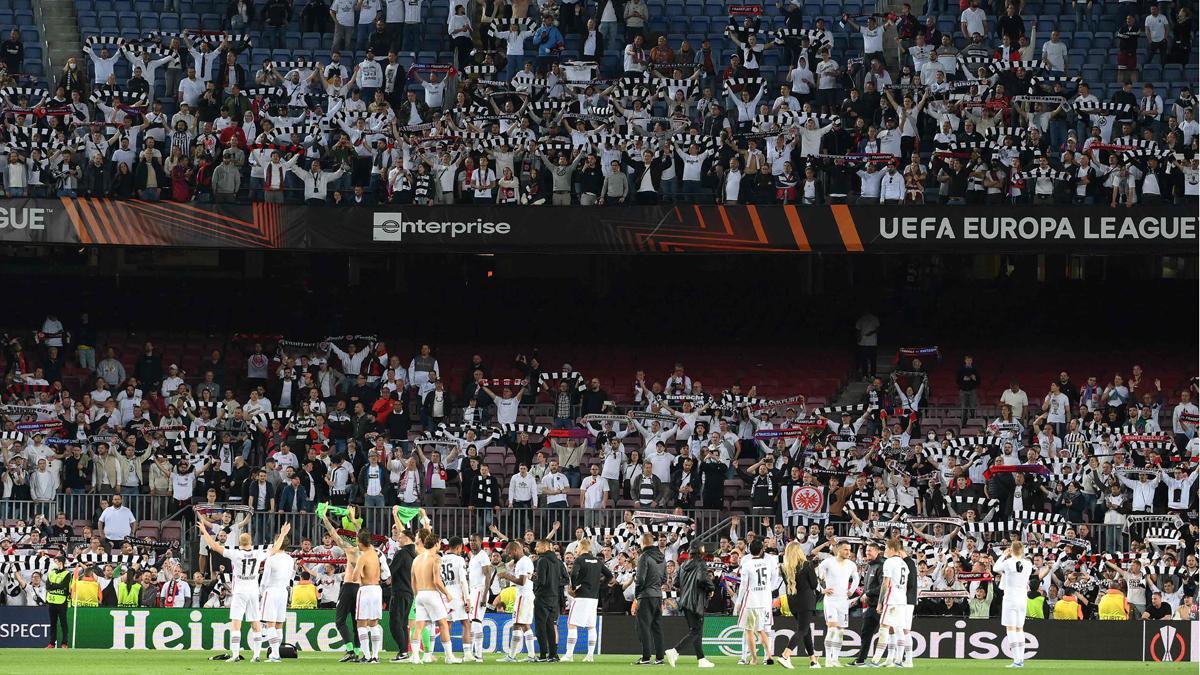 ¡El Camp Nou se tiñe de blanco en la previa del partido ante el Eintracht!