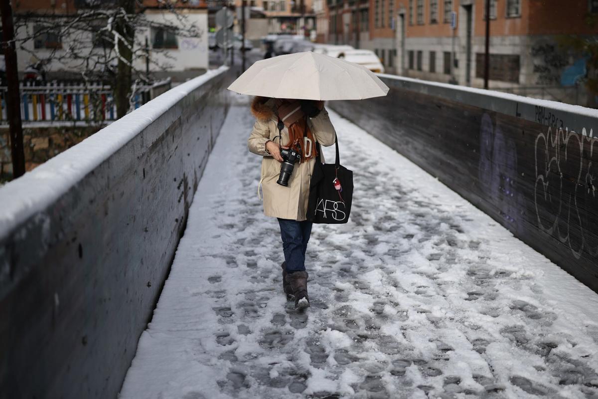 Una persona camina por la nieve, este pasado enero, en San Sebastián de los Reyes, Madrid,