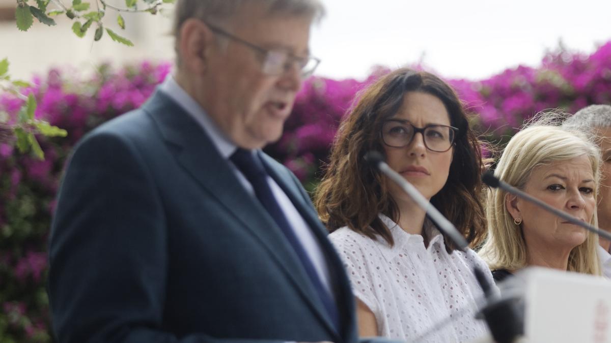 Aitana Mas y Gabriela Bravo escuchan una intervención de Ximo Puig.