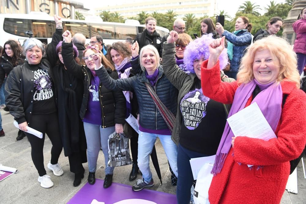 Multitudinaria participación en la marcha que ha recorrido las calles de la ciudad para denunciar las desigualdades y violencias que, en pleno siglo XXI, aún padecen las mujeres.