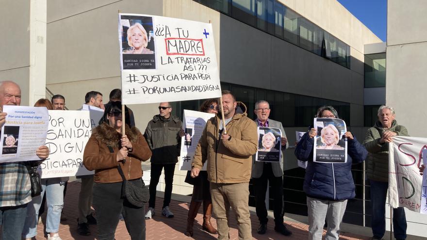 Una protesta en Urgencias del Hospital de Torrevieja denuncia una supuesta negligencia médica