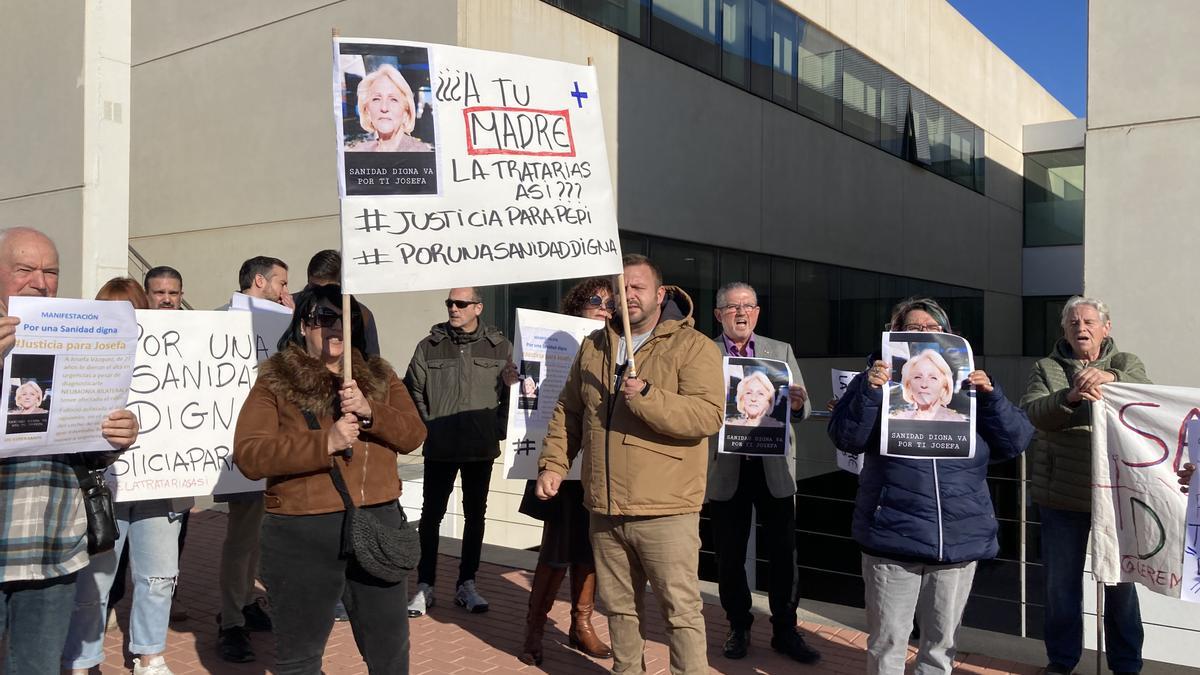 Un momento de la concentración en la puerta de Urgencias