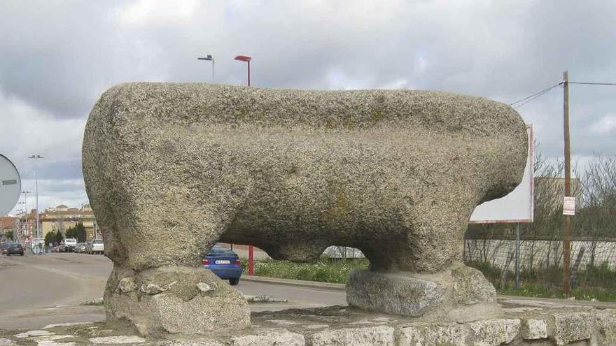 Escultura del toro de piedra que será trasladada junto al Alcázar.