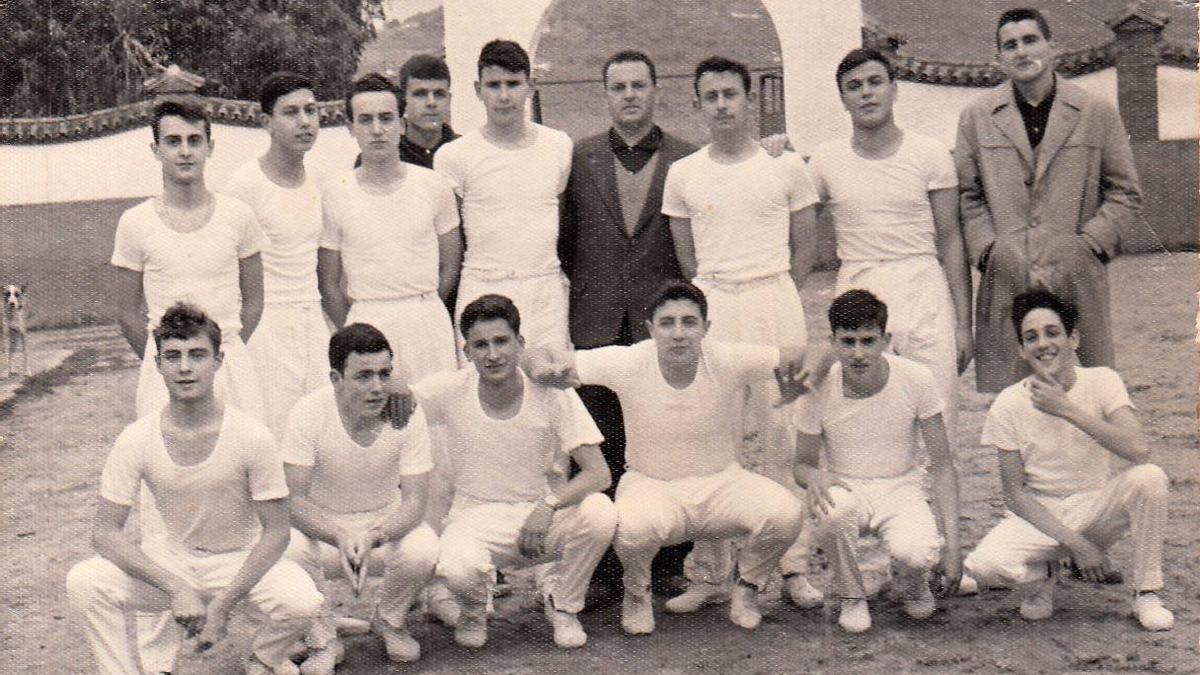 Juan Serrano Macayo con sus alumnos en la Ciudad Deportiva (años 60).