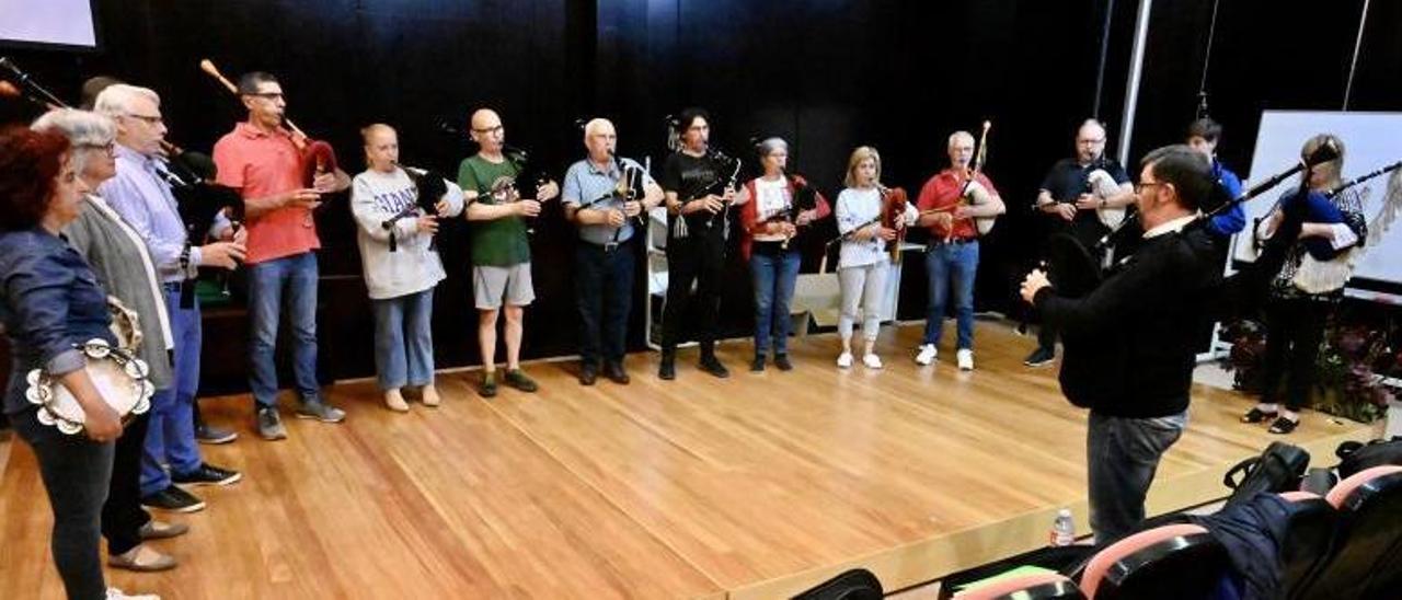 Ensayo del grupo de gaitas del Aula de Música Tradicional Galega del campus, dirigido por el músico Suso Vaamonde.   | // RAFA VÁZQUEZ