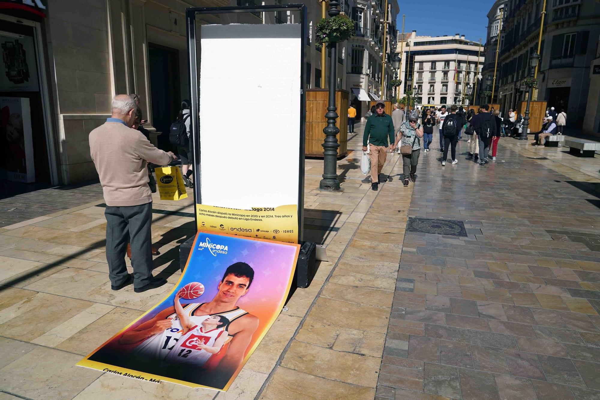 La exposición fotográfica de la Copa del Rey de baloncesto en la calle Larios, vandalizada.