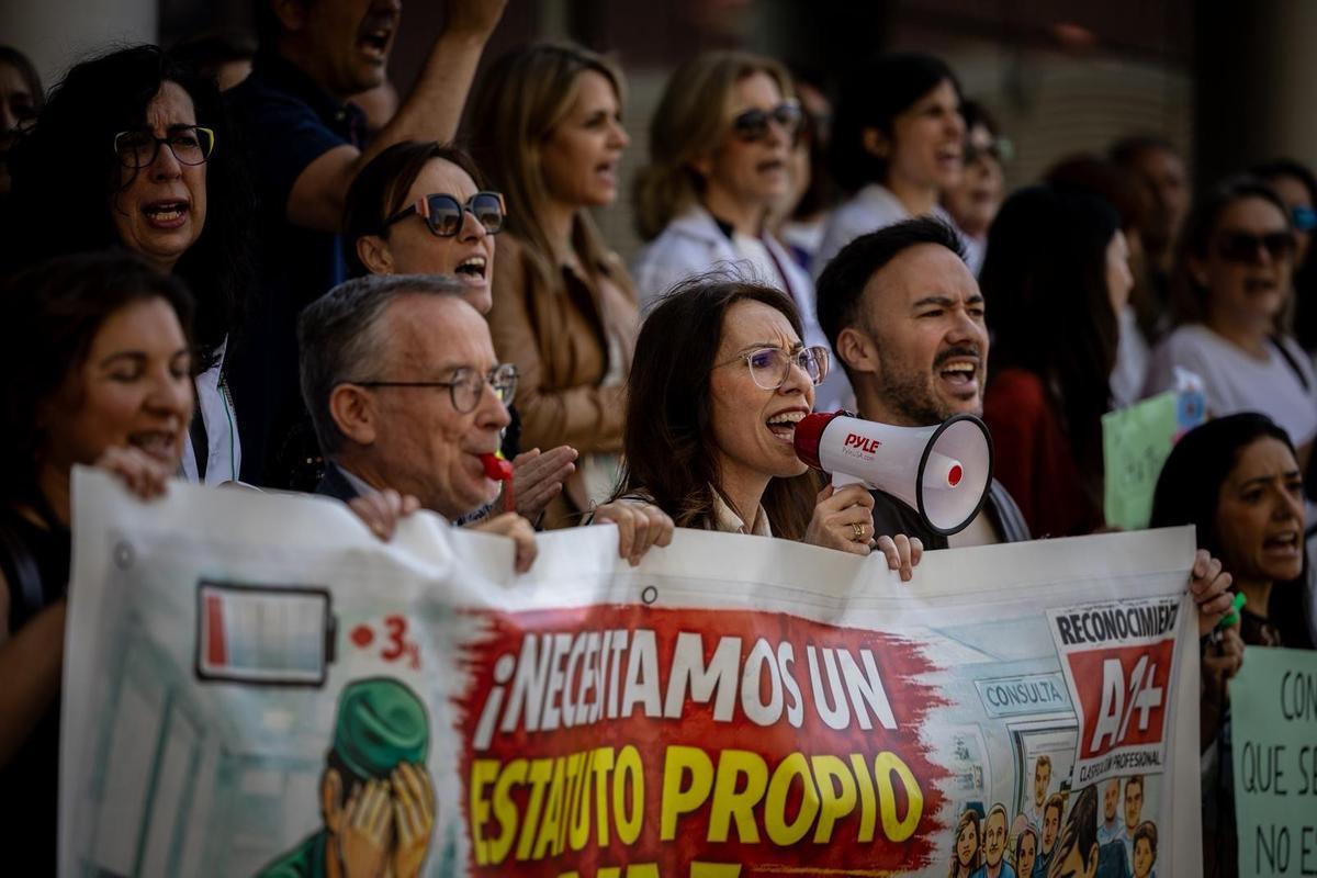 Protesta ante el Salud en el primer día de huelga médica en Aragón.