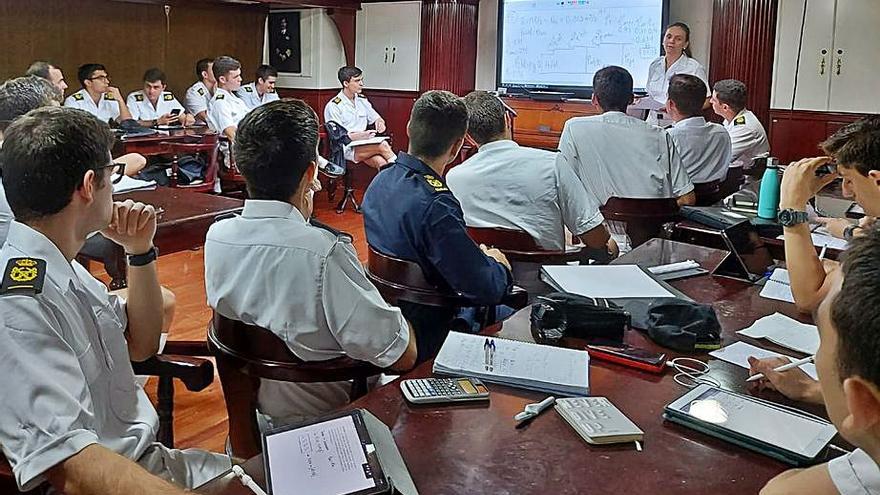 Un grupo de guardiamarinas sigue una clase de Regueiro en el buque escuela de la Armada