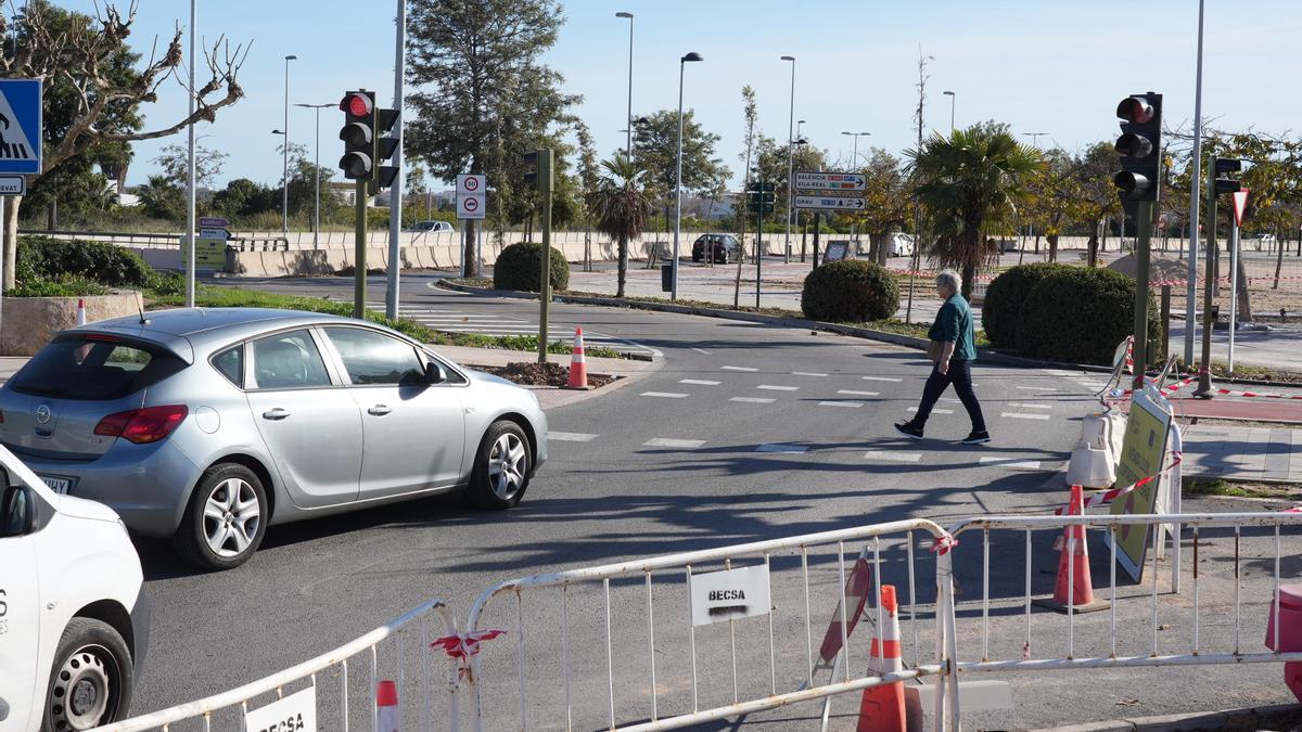 Semáforos en la gran rotonda entre la avenida de Lledó y la ronda de circunvalación.