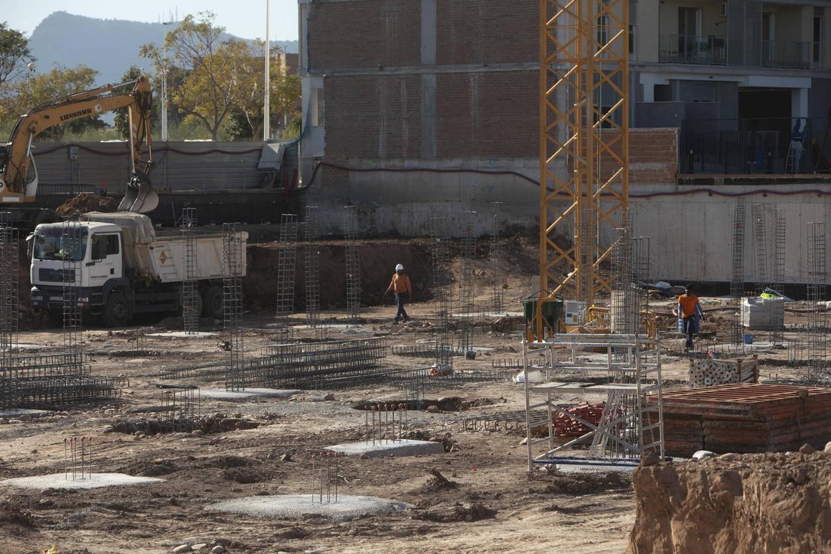 Obras de una nueva promoción de viviendas en Sagunt.