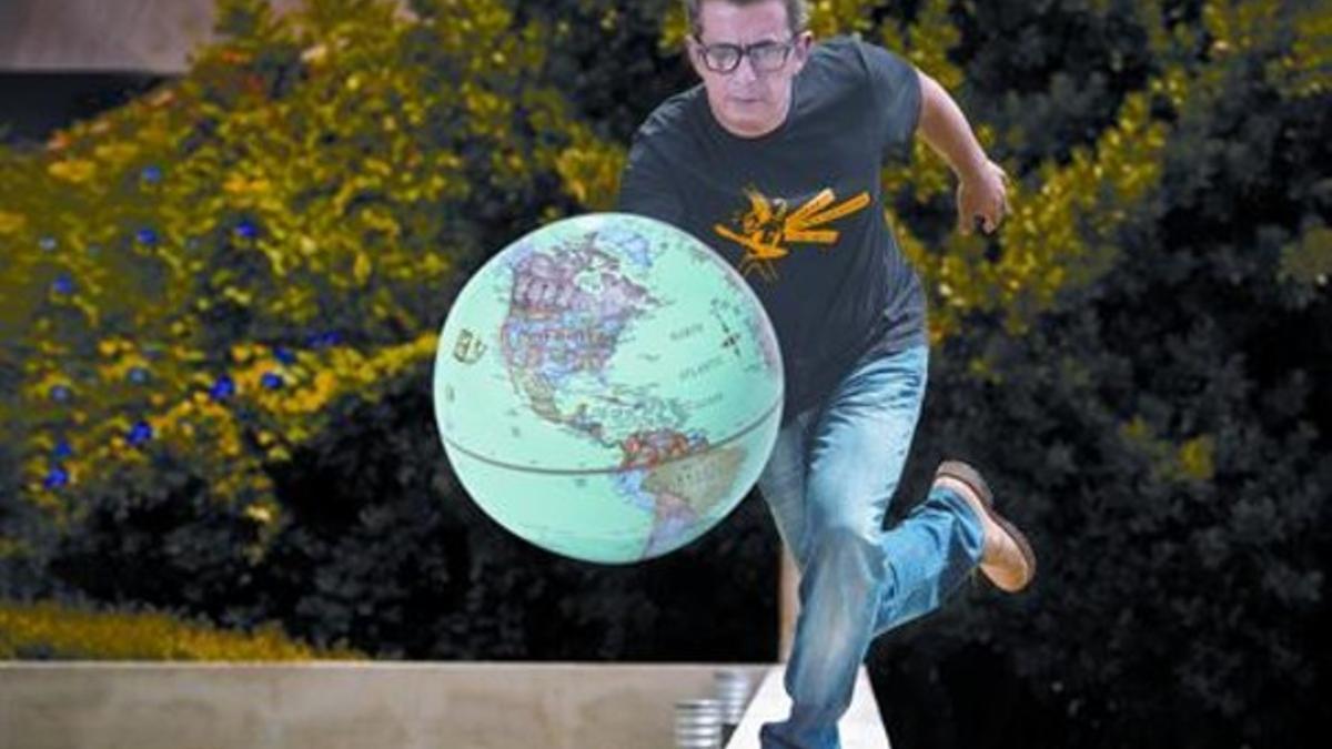 Andreu Buenafuente lanza una bola -convertida por fotomontaje en un globo terráqueo- en los jardinesde El Terrat, el pasado miércoles.