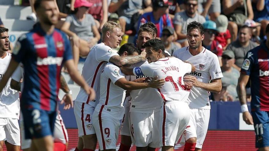 Los jugadores del Sevilla celebran uno de sus goles contra el Levante