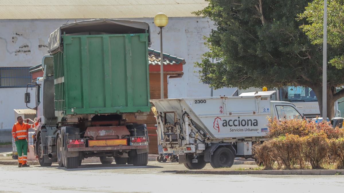 Camiones de Acciona en el ecoparque de Torrevieja