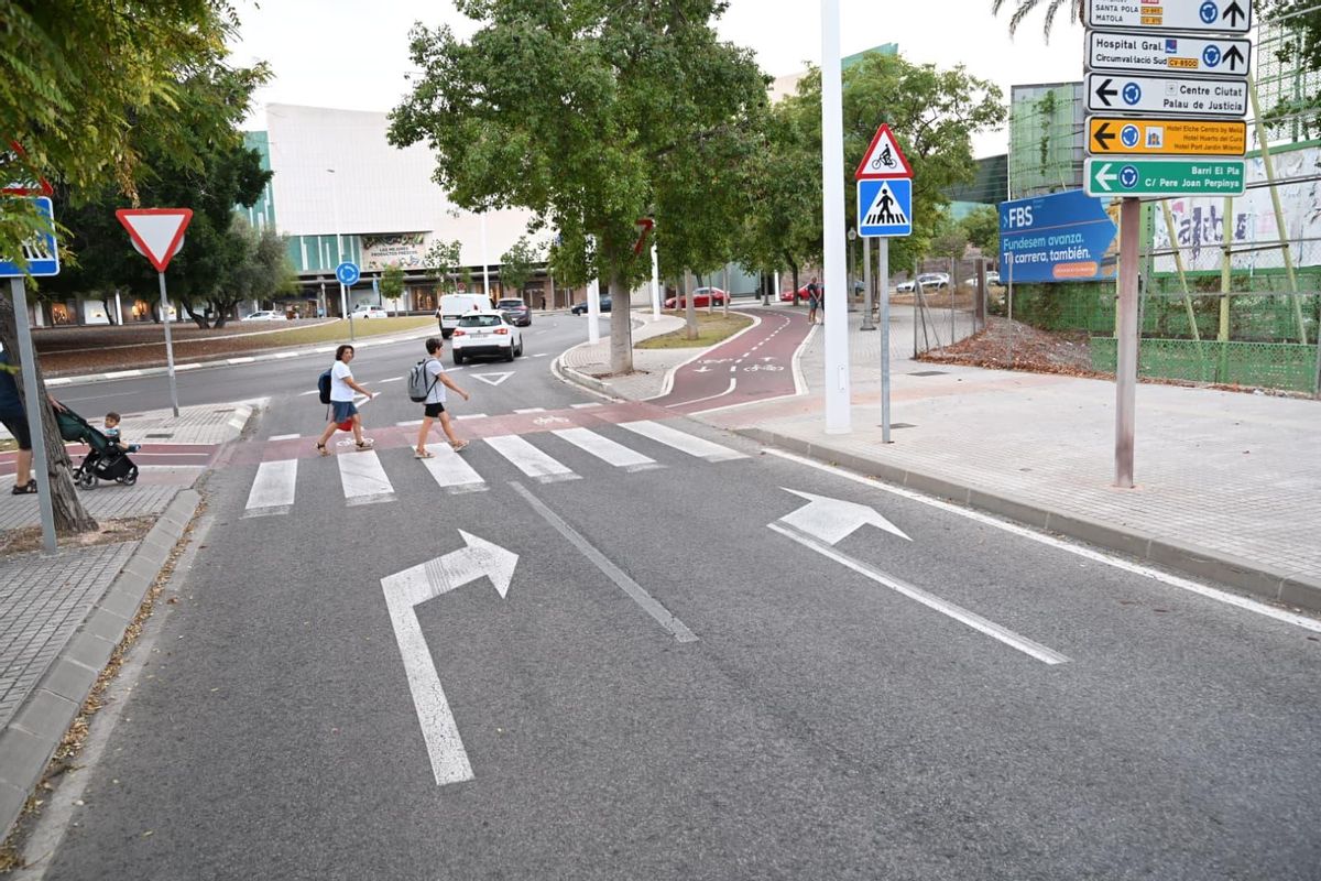 The accident occurred at the El Corte Inglés roundabout in Elche around 9:45 in the morning
