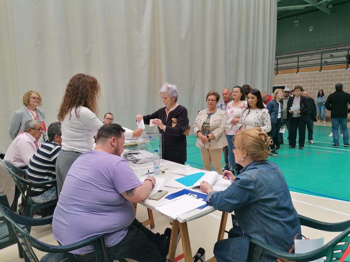 Toresanos esperan su turno para votar en el colegio del pabellón municipa