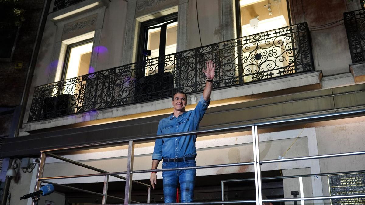 El presidente del Gobierno y candidato socialista, Pedro Sánchez, este domingo en el 'balcón' de Ferraz.