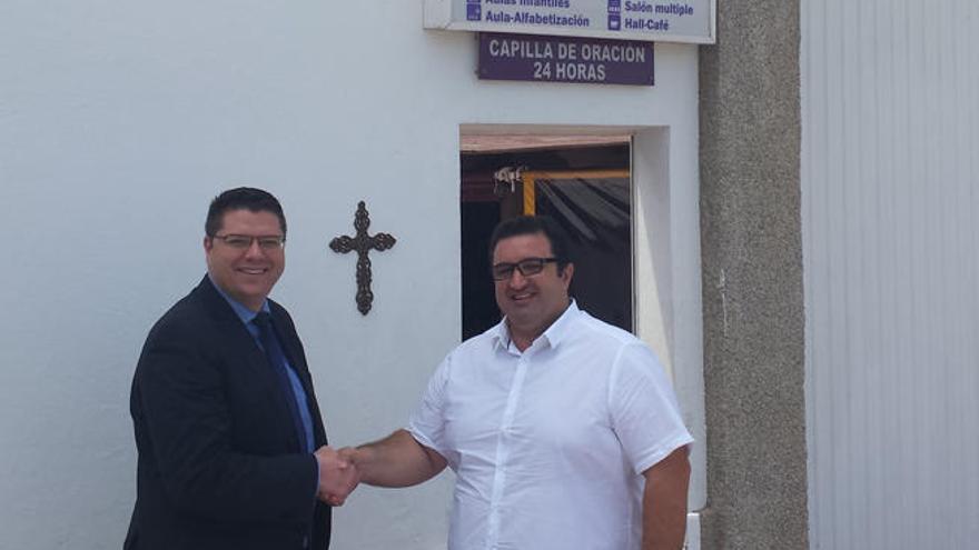 Arcadio Peñate, junto al pastor de la Misión Moderna Cristiana de Fuerteventura, Ángel Manuel Hernández.