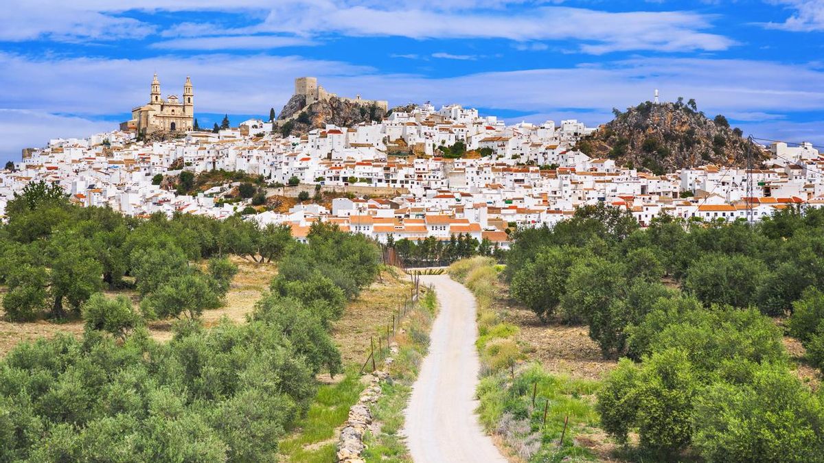 El pueblo más feliz de España tiene casi 20.000 habitantes, está en Andalucía y tiene una playa virgen impresionante