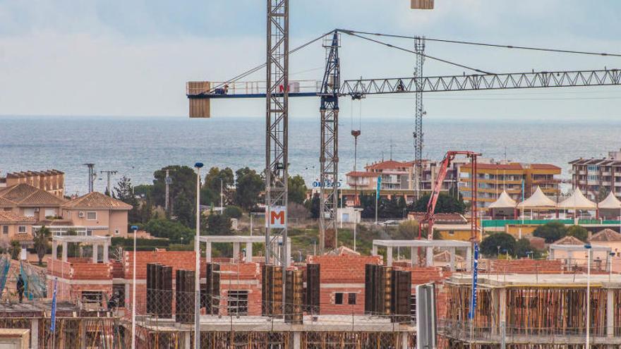 La presencia de grúas de construcción es cada vez más habitual en el litoral de la comarca