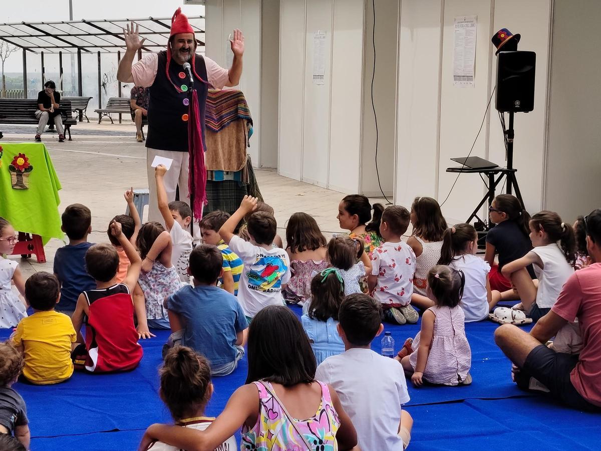 Cuentacuentos en el entorno de la Feria del Libro de Benavente.