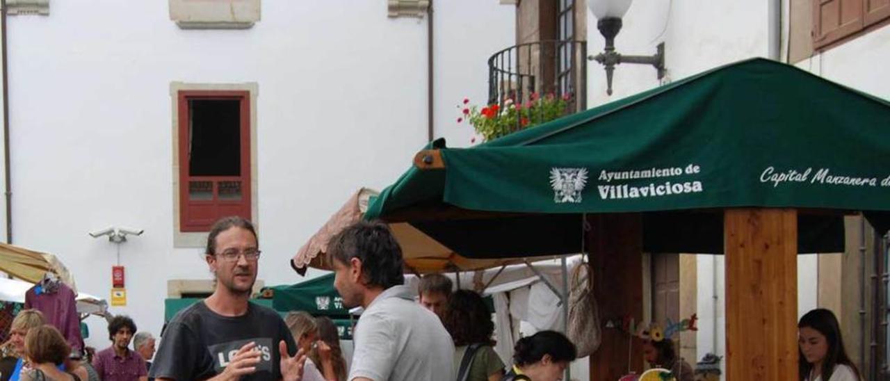 Ambiente ayer en el Mercado Maliayo; a la derecha, el de Ceceda, abarrotado.