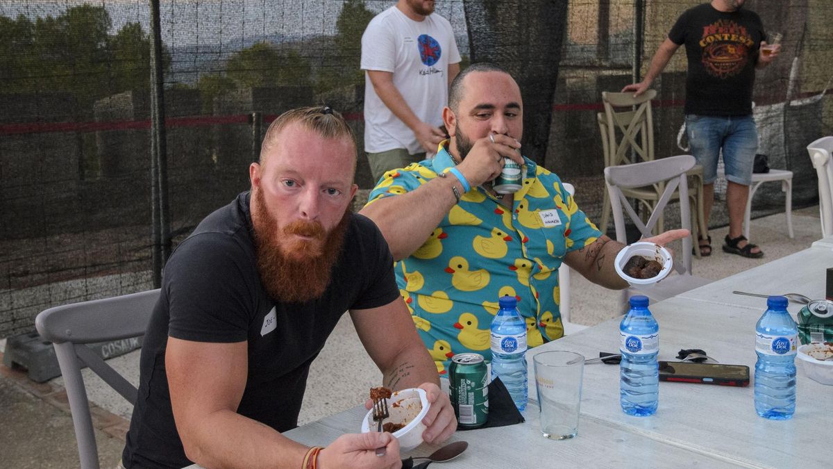 Así fue el primer concurso de comer albóndigas picantes organizado en la Fira de Xàtiva
