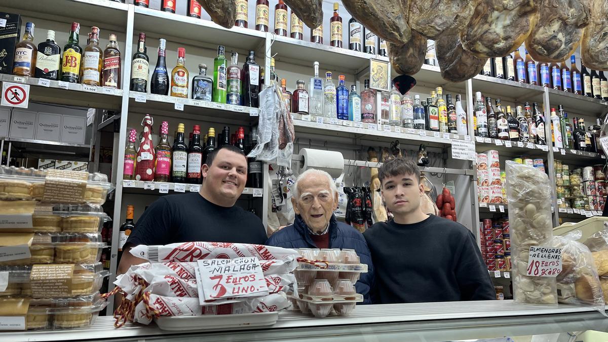 Zoilo Montero, en su tienda de la calle Granada junto a Alberto y Javi.