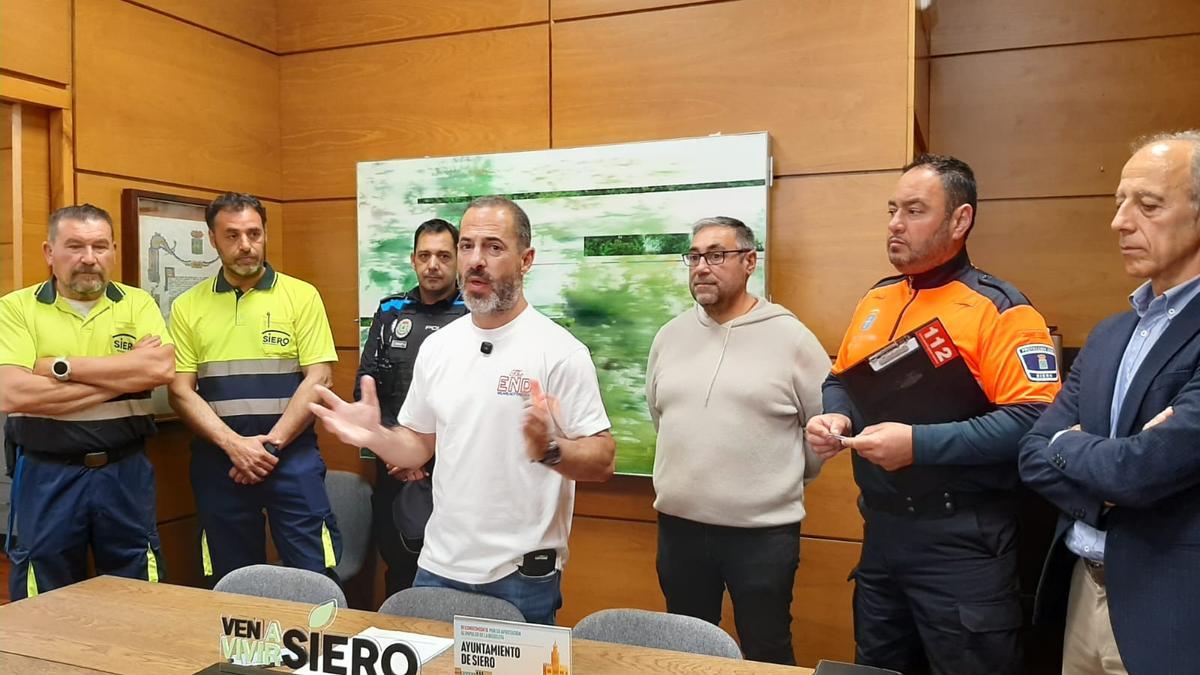 Por la izquierda, Elías Blanco y David Fernández, de la Unidad Operativas de Aguas; Fernando Martínez, Policía Local; el alcalde, Ángel García; el concejal de Abastecimiento de Agua y Saneamiento, Pergentino Martínez; Eloy González, voluntario de Protección Civil, y el concejal de Protección Civil, Chus Abad.