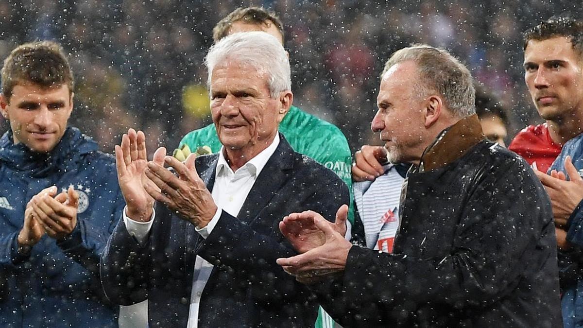 Hopp y Rummennigge aplauden al público tras el accidentado Hoffemheim-Bayern del domingo.