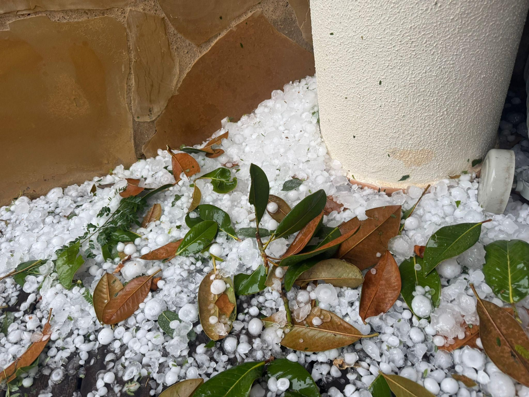 Piedras de la tormenta de granizo que ha caído en Burriana.
