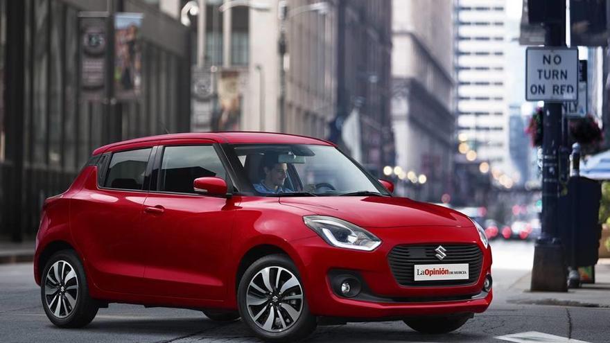 El nuevo Suzuki Swift mide en longitud prácticamente lo mismo que su antecesor, pero crece cuatro centímetros en anchura, lo cual deja un interior más espacioso