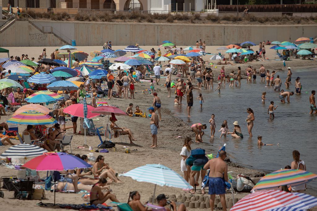 Playas a rebosar en La Manga y en Cabo de Palos, en imágenes