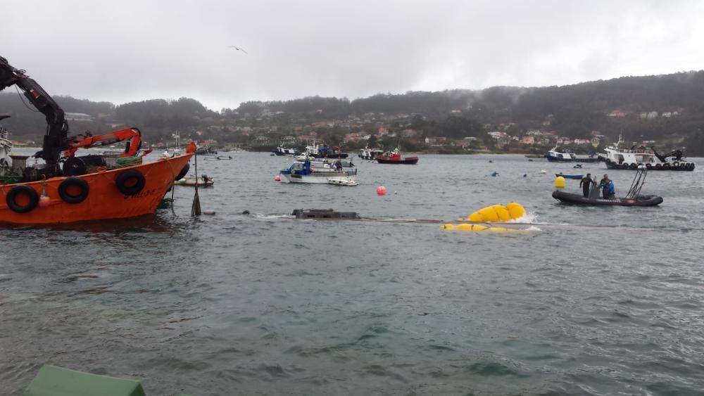 El narcosubmarino hundido en Aldán con tres toneladas de droga atraca en el puerto