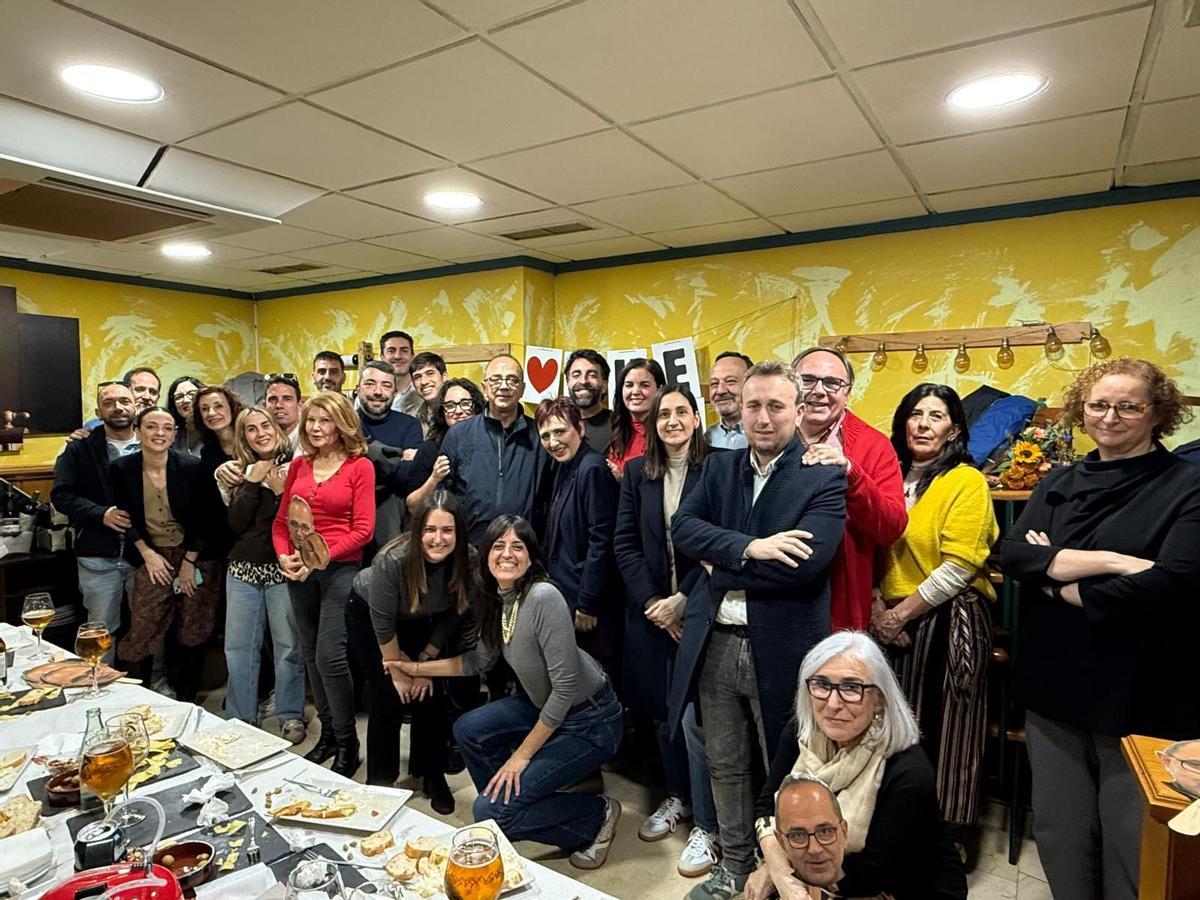 Juanma Murria en su despedida con Pilar Bernabé, Sandra Gómez, Borja Sanjuan, Vicent Sarrià y otros compañeros del grupo socialista del Ayuntamiento de València