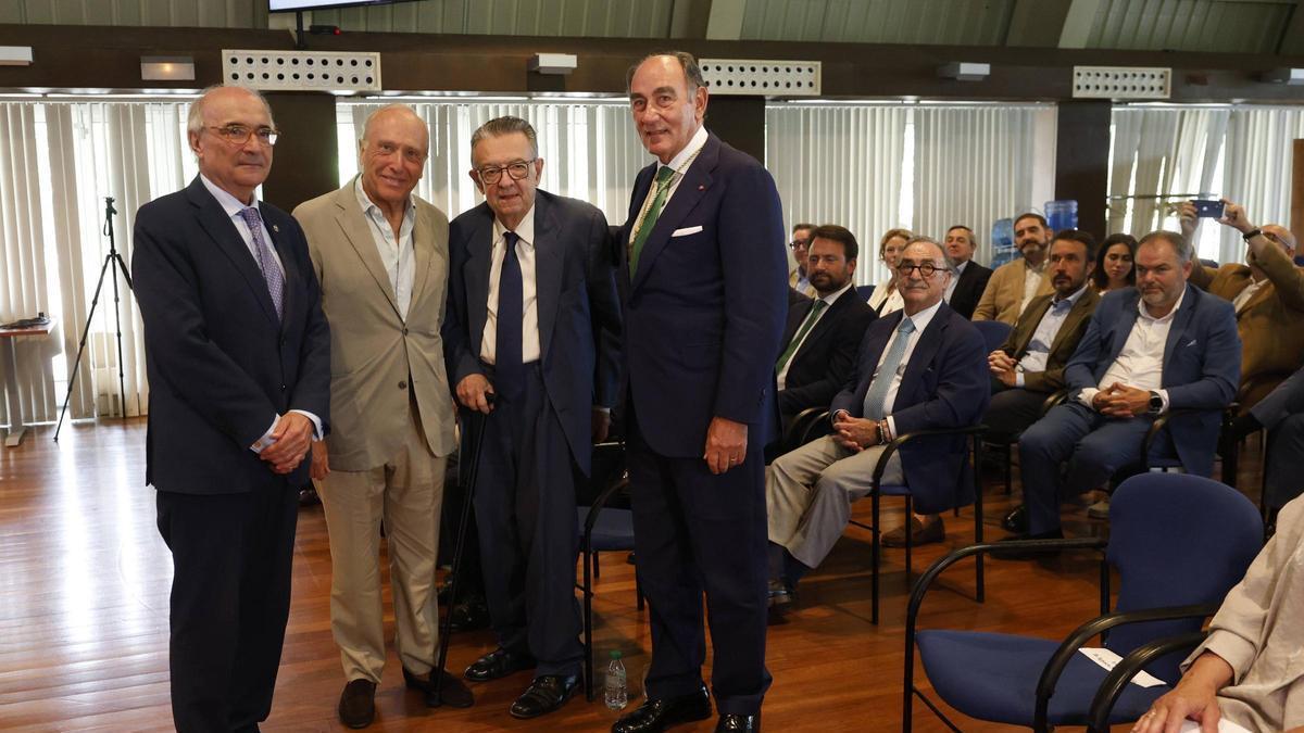 Benigno Pendás, Luis Fernández Vega, Miguel Herrero y Rodríguez de Miñón e Ignacio Sánchez Galán, este lunes, en La Granda.
