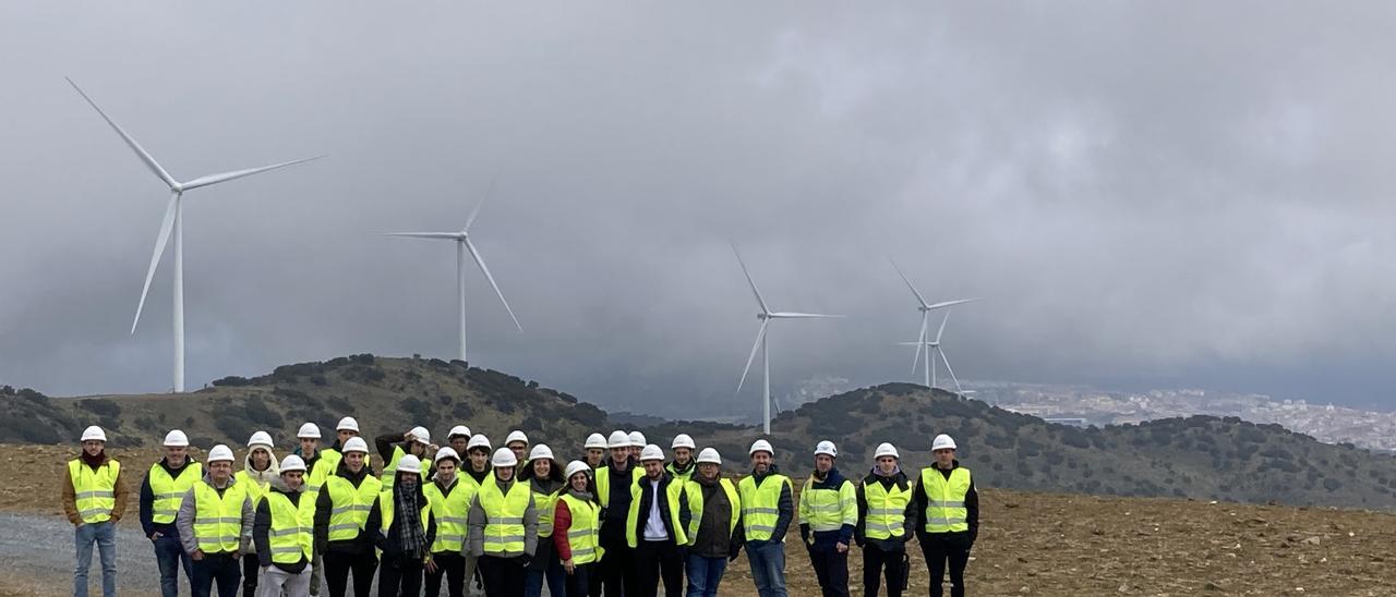 Visita a los aerogeneradores del primer parque eólico de Naturgy en Plasencia.